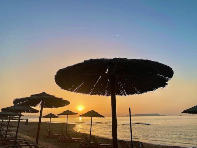 Mikes On The Beach Hersonissos  Bagian luar foto